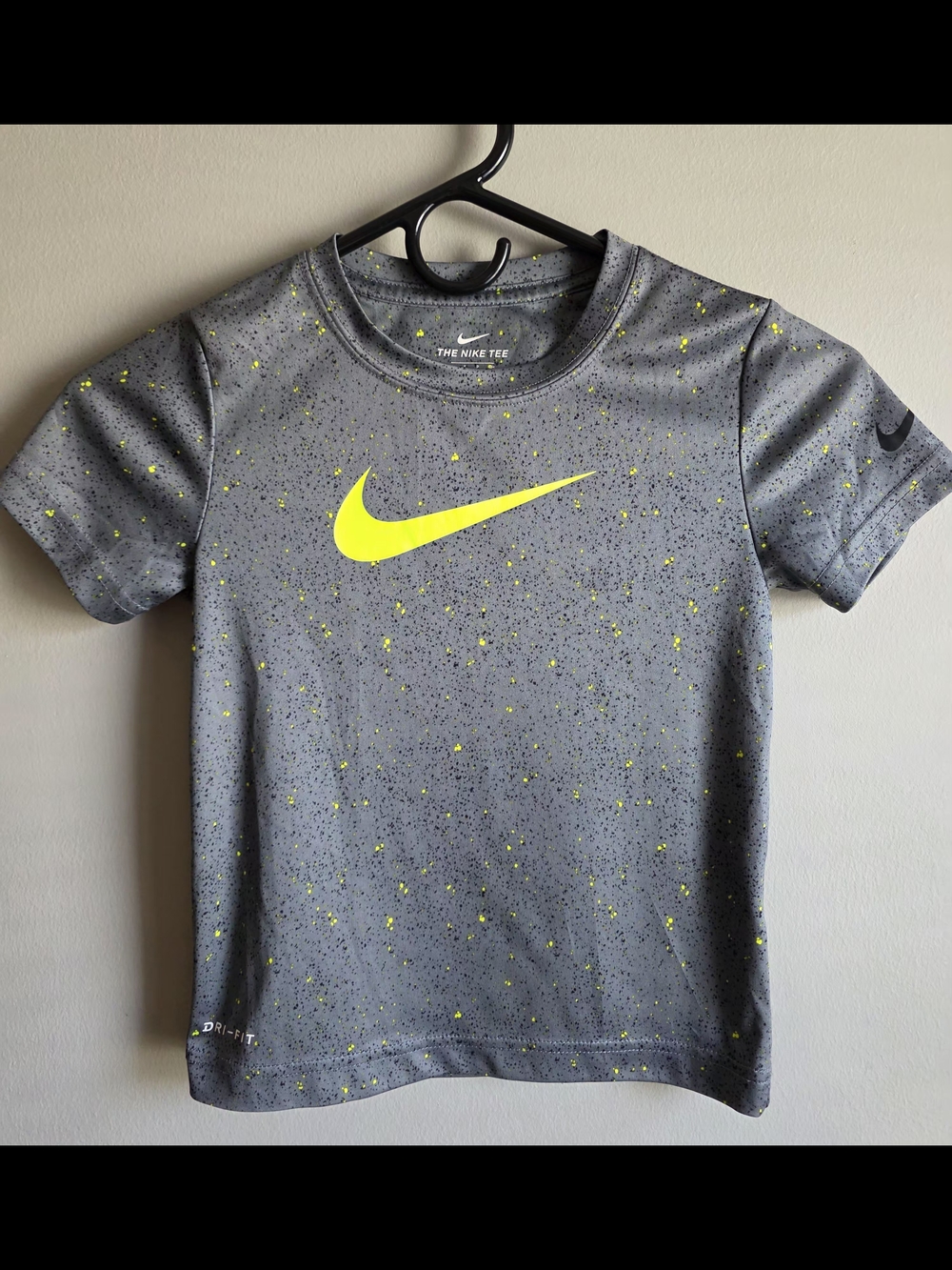 Nike Dri-FIT Kids Gray Speckled Neon Swoosh Athletic Tee, Size 5/S